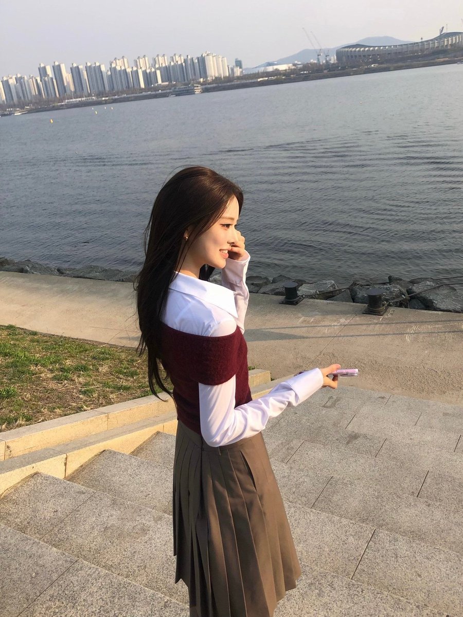 jeemacni's tweet photo. Standing under the sunlight. I think I’m slowly becoming brighter too🌼
Maybe this is my own little photosynthesis moment. https://t.co/no0i1gKEQV