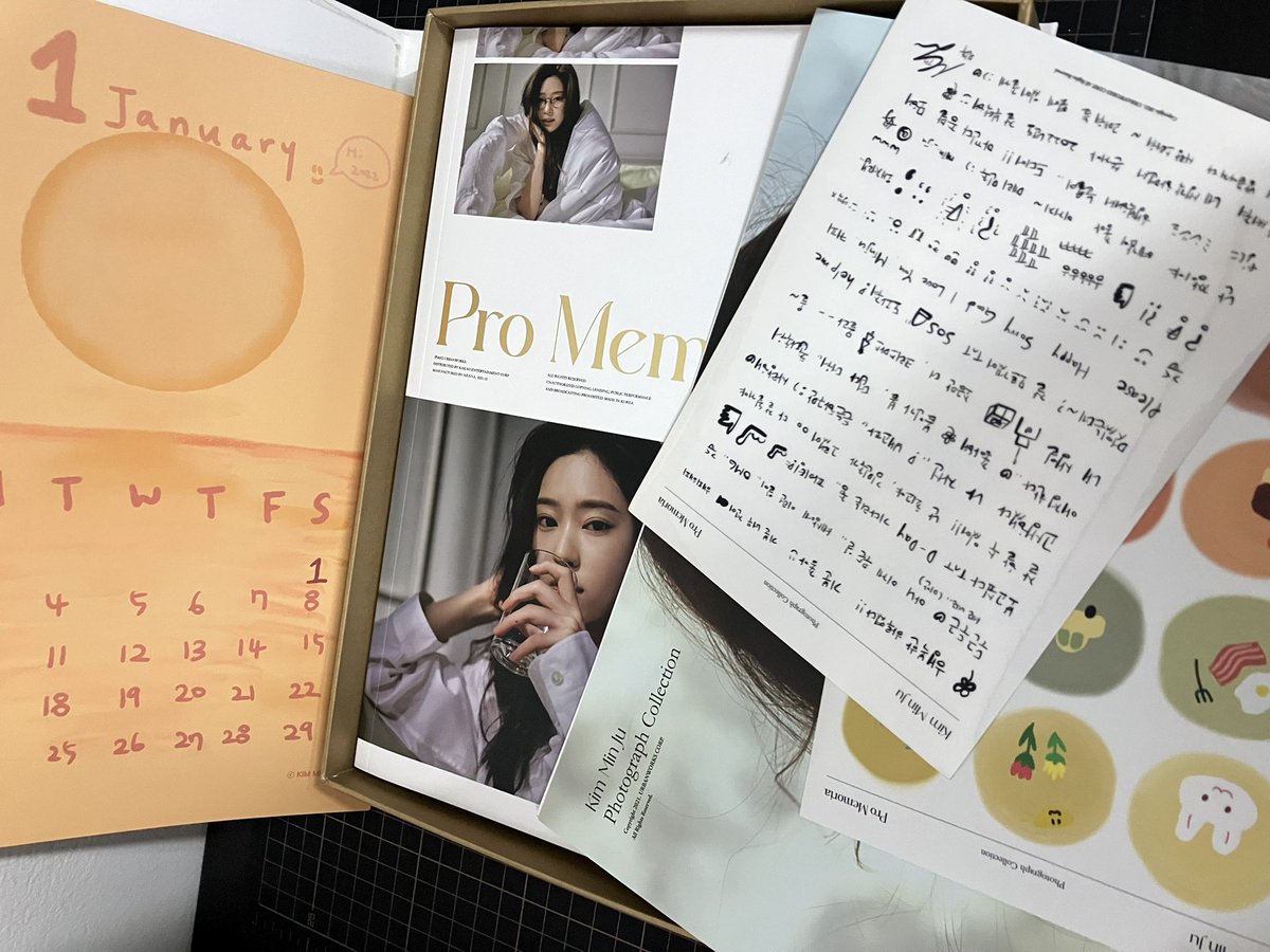 eniwur's tweet photo. WTS LFB PH

Kim Minju Pro Memoria 1st Photobook UNSEALED
- with inclusions except PCs
- pb, poster, calendar, sticker set
- in great condition

- 650 PHP (free sf free pf), more in replies

T. Wts izone iz*one minju seasons greetings 2022 https://t.co/VCQDMtgTb8