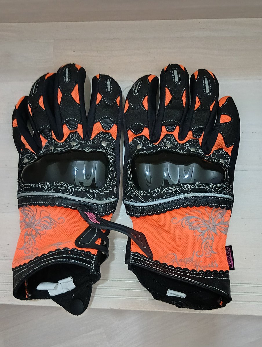 gmfazrs5555's tweet photo. 傷んで使用してませんが
以前使用していた
レディス用バイクグローブです🏍️

以前は可愛くて機能的な物が
あったんですが
今は中々見つけられず🥲
再びこう言うデザインのグローブ🥊
販売して欲しい！

＃SIMPSON
＃Angel Heart
＃Goldwin https://t.co/ajLel5WEzY