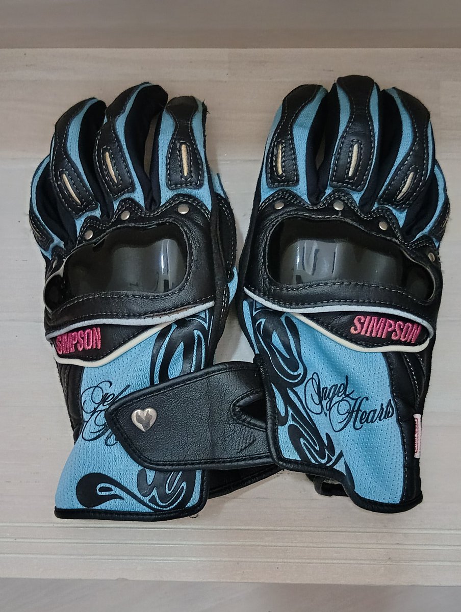 gmfazrs5555's tweet photo. 傷んで使用してませんが
以前使用していた
レディス用バイクグローブです🏍️

以前は可愛くて機能的な物が
あったんですが
今は中々見つけられず🥲
再びこう言うデザインのグローブ🥊
販売して欲しい！

＃SIMPSON
＃Angel Heart
＃Goldwin https://t.co/ajLel5WEzY