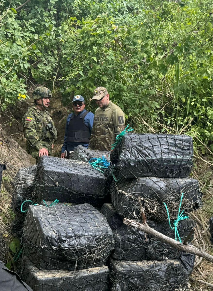 lahistoriaec's tweet photo. Golpe al bolsillo de Los Lobos. Un mega despliegue militar golpeó al narcotráfico en Manabí y desarticuló una estructura vinculada a Los Lobos, que intentaba trasladar droga desde la costa hacia altamar. Con la intervención de la Inteligencia Militar, coordinación con el Centro Nacional de Inteligencia y el apoyo del Comando Sur de #EstadosUnidos, las @FFAAECUADOR ejecutaron la operación con el
@EjercitoECU y la @armada_ecuador, empleando drones. En el ámbito terrestre, en Jama (cantón Sucre), el Ejército incautó 4.5 toneladas de droga destinadas al embarque. El resultado representa una afectación económica de aproximadamente 275 millones de dólares, impactando la capacidad operativa criminal.