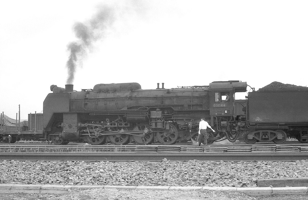 函館本線・函館から五稜郭へ（1969. 08. 09）：D52414号機が長大な貨物列車を牽いて出発する直前の様子です。