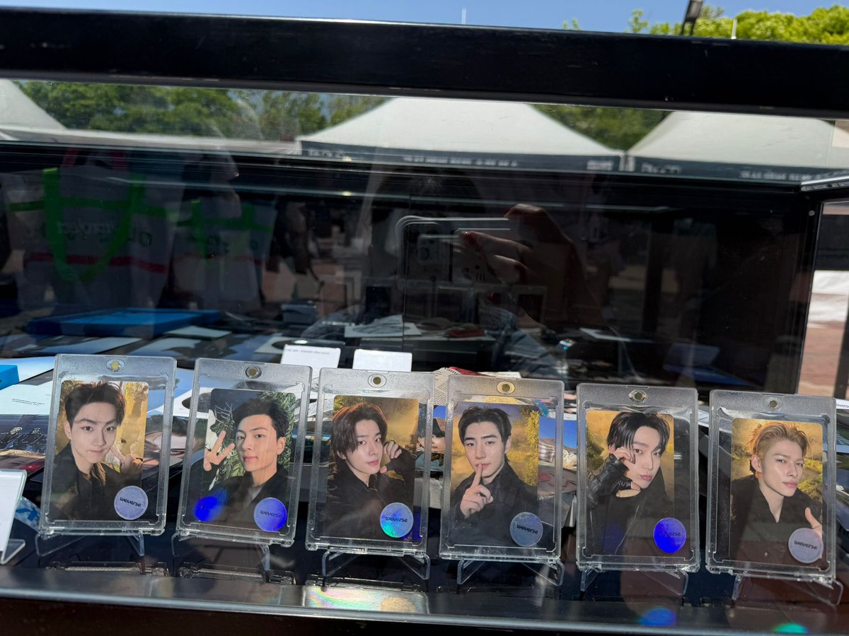 _alienmphi_'s tweet photo. Photocard preview! 😍 https://t.co/GW3ZYluK1t