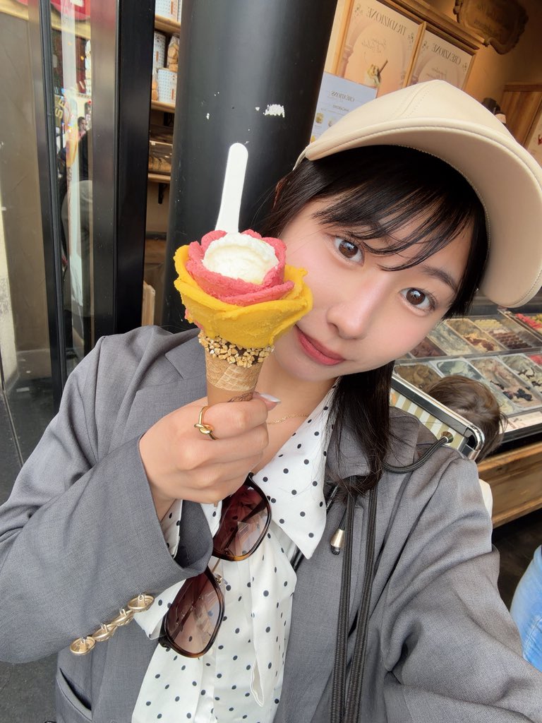 hoshino_sora_1's tweet photo. AMORINOでジェラート🍧
海外で普段食べないもの食べるからどんどん顔がまるくなってきた😂
#AMORINO #フランス https://t.co/RDrrUJ1KNG
