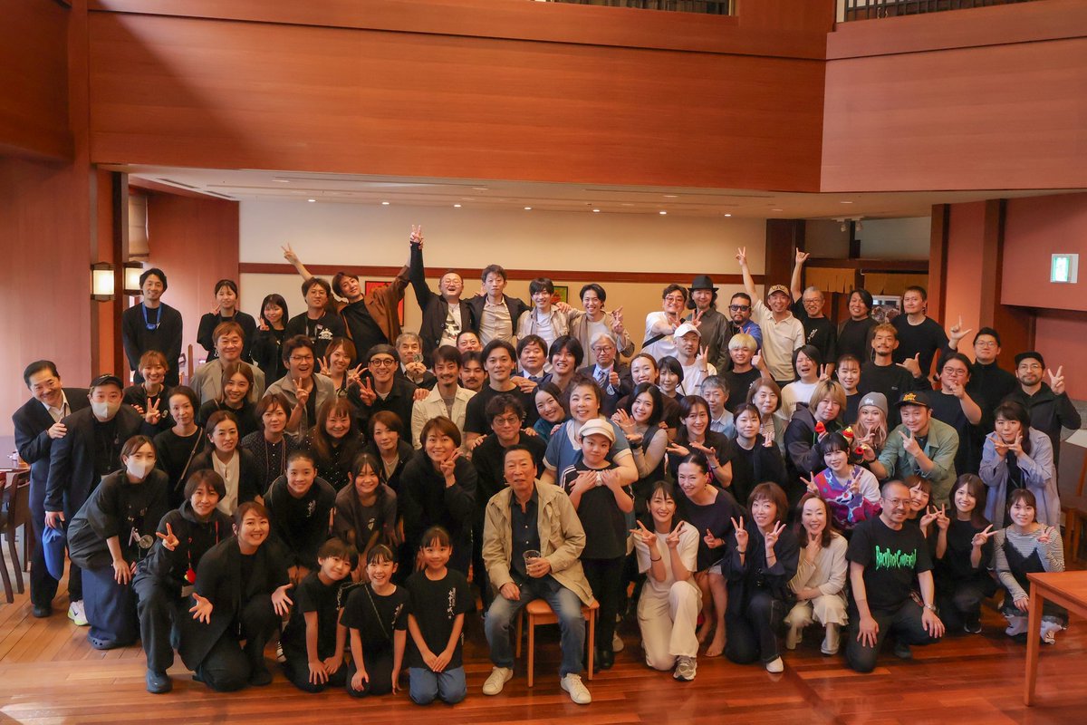 otanao0828's tweet photo. #氷川きよし特別公演
全60公演、無事に終演いたしました。 #kiina. 座長はじめキャスト、スタッフの皆様、関係者の方々、お客様、本当にありがとうございました✨
最高に楽しい4ヶ月間でした。大千穐楽の居並びで #ほど酔い酒 を一節歌わせていただいたこと、一生の思い出になりました🎤 https://t.co/rsWeeYcAkt