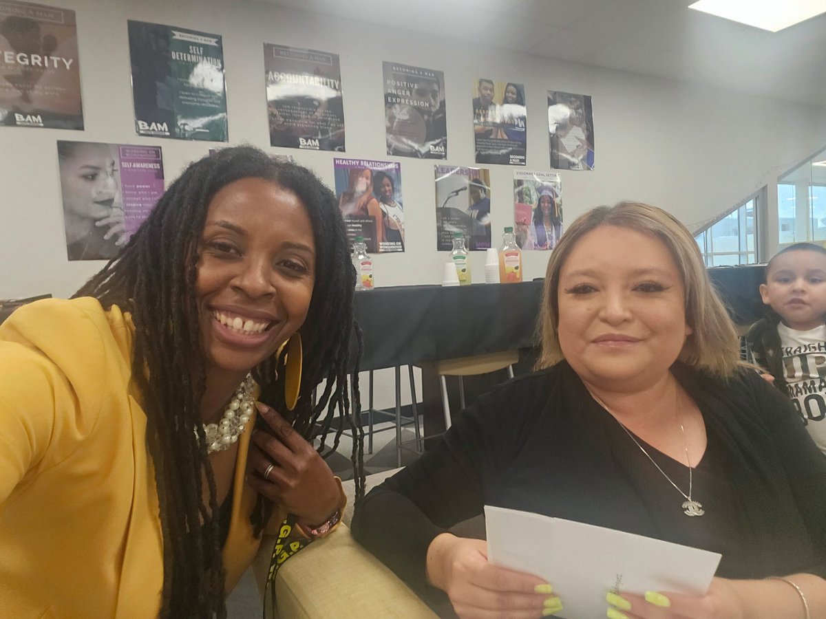 PathtoPinkston's tweet photo. Grateful for the heart, time, and commitment for our volunteers and partners @LGPinkstonHS. You are a vital part of our success and the difference our students feel. 💛@Tanya_N_Shelton #RII #PoweredIIPerform #BuiltIIWin https://t.co/sg3GNfqeuy