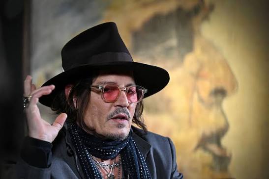 Dijo una vez Johnny Depp: “No tengo espacio para el odio. El odio pesa, te arrastra. Yo ya estuve demasiado tiempo en la oscuridad como para seguir cargando con eso. Aprendí que no importa cuánta gente te señale… si tú sabes quién eres, no tienes que gritarlo. Solo seguir. El