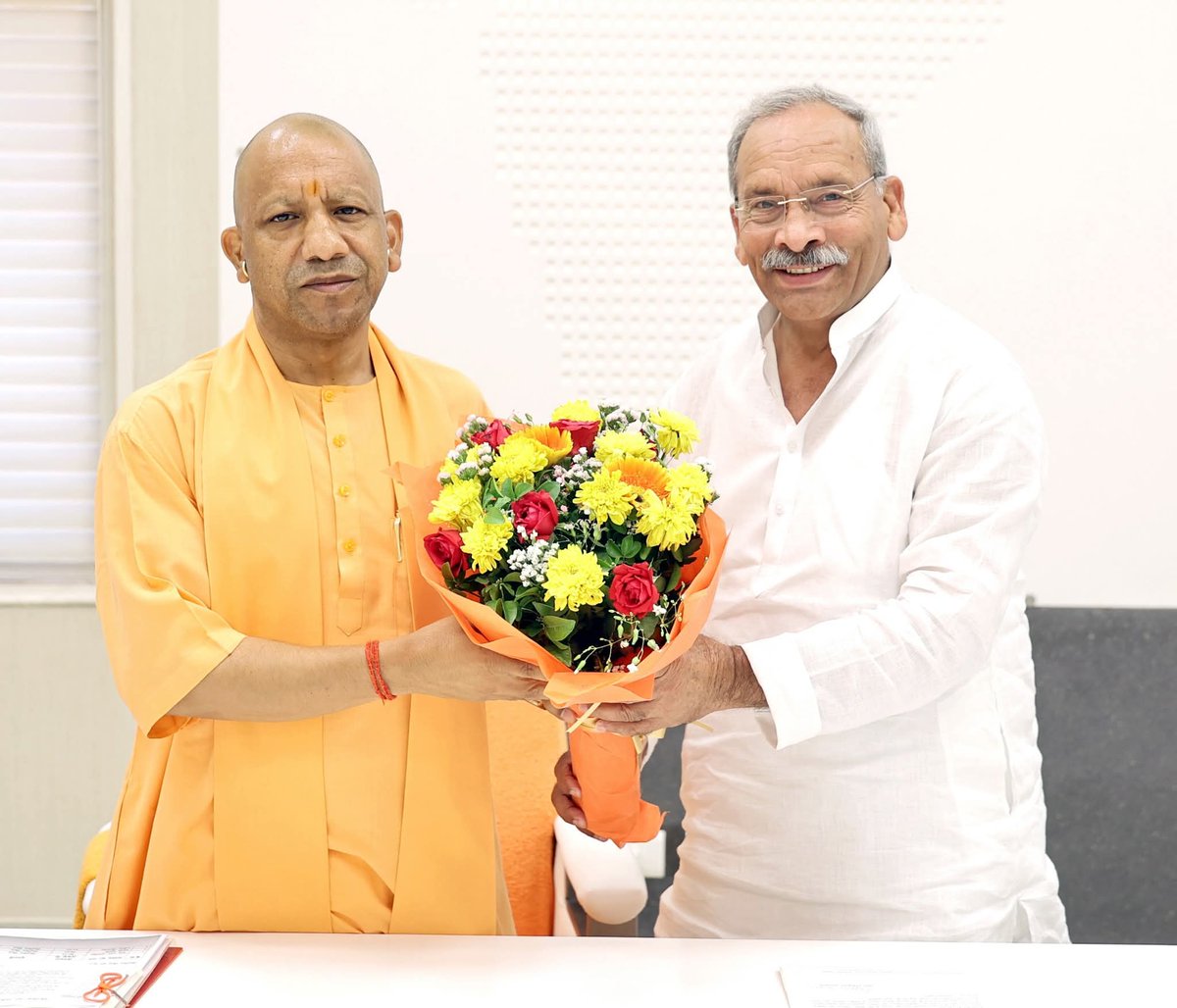 लखनऊ में माननीय मुख्यमंत्री श्री योगी आदित्यनाथ जी से शिष्टाचार भेंट कर बागपत क्षेत्र से जुड़े  मुद्दों पर चर्चा की।

इस दौरान मल्कपुर मिल से किसानों के बकाया गन्ना मूल्य भुगतान को शीघ्र सुनिश्चित कराने तथा ईस्टर्न यमुना कैनाल की पटरी मार्ग के दोहरीकरण का विषय प्रमुखता से रखा।