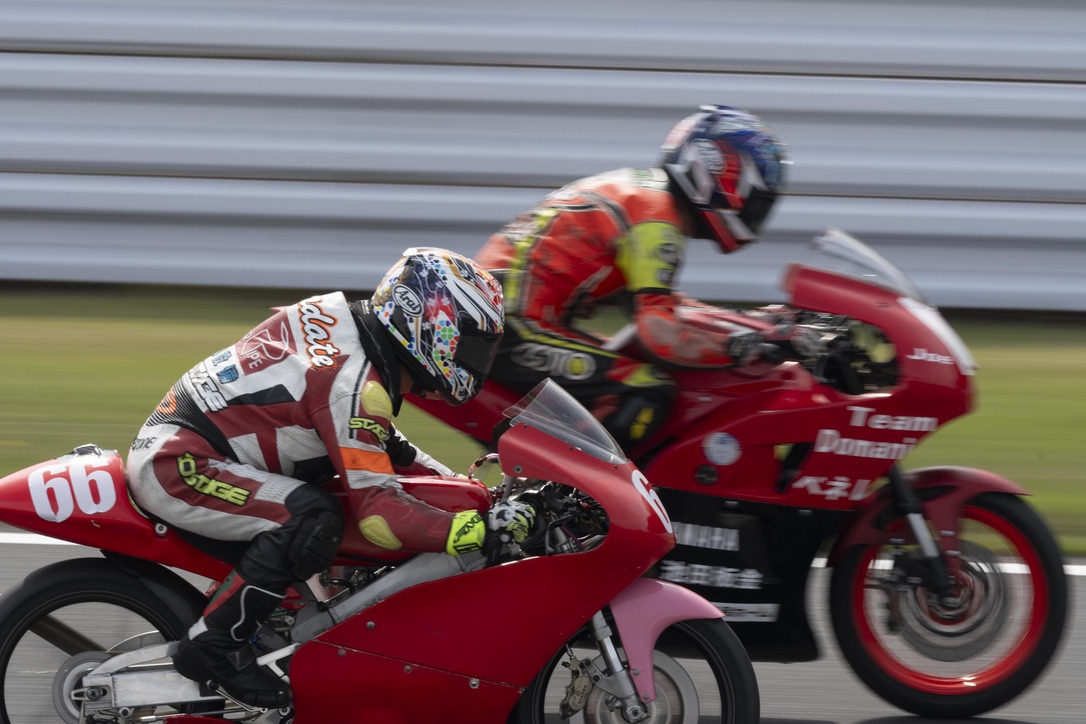 SpeedShuuter's tweet photo. 背景が溶けたように流れる1/100秒の世界。バイクはだいたいいつもどこかが動いていて全体が止まって写ることがほとんどない。歩留まりは壮絶に悪いけど、それだけに麻薬のような多幸感があってヤバい。 https://t.co/WhStxz6i06