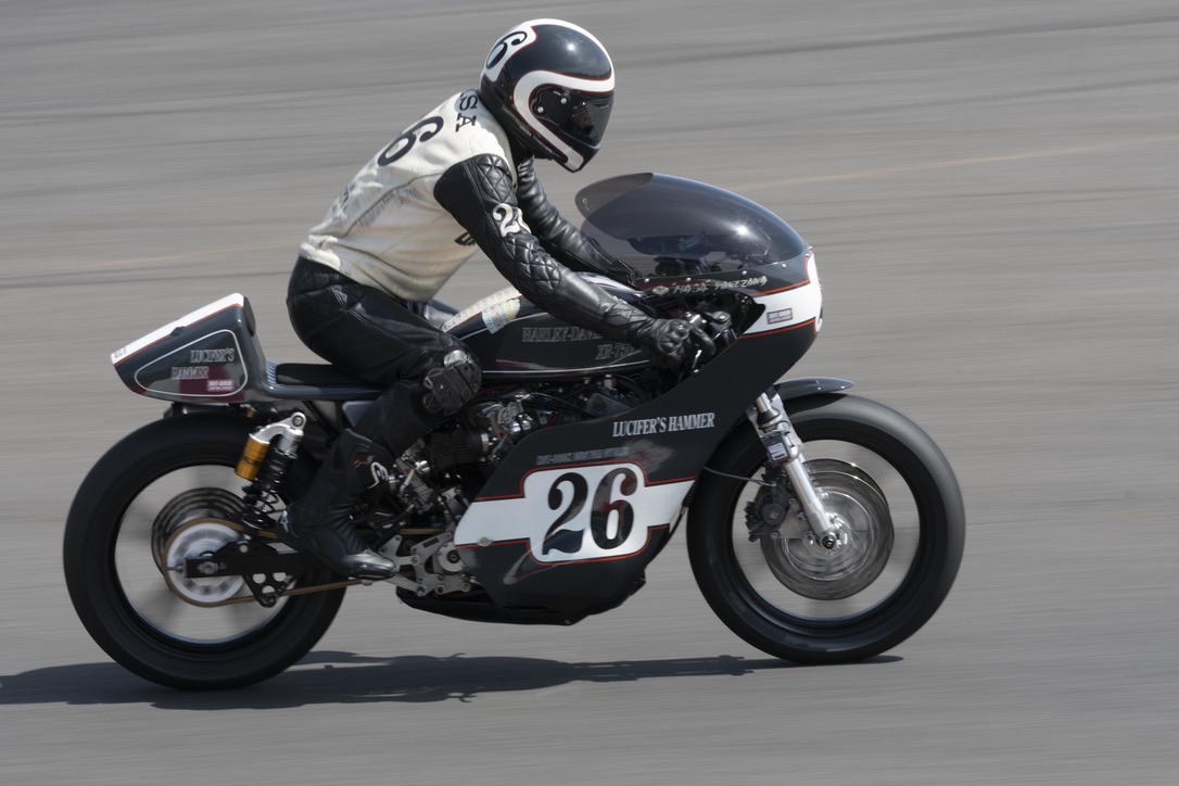SpeedShuuter's tweet photo. 背景が溶けたように流れる1/100秒の世界。バイクはだいたいいつもどこかが動いていて全体が止まって写ることがほとんどない。歩留まりは壮絶に悪いけど、それだけに麻薬のような多幸感があってヤバい。 https://t.co/WhStxz6i06