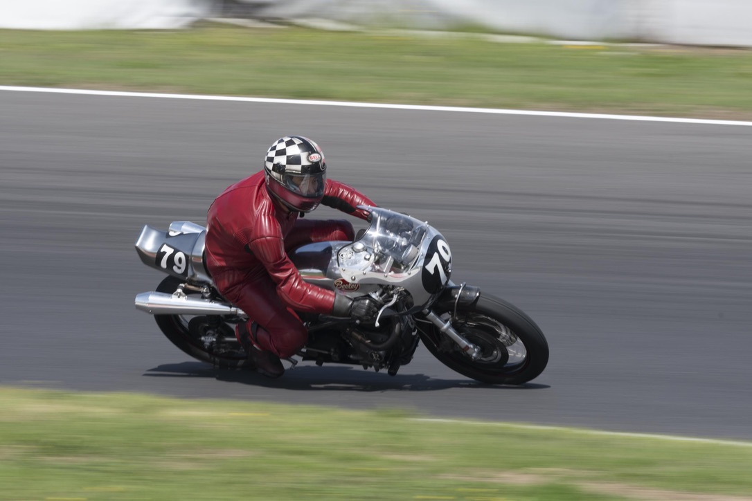 SpeedShuuter's tweet photo. 背景が溶けたように流れる1/100秒の世界。バイクはだいたいいつもどこかが動いていて全体が止まって写ることがほとんどない。歩留まりは壮絶に悪いけど、それだけに麻薬のような多幸感があってヤバい。 https://t.co/WhStxz6i06