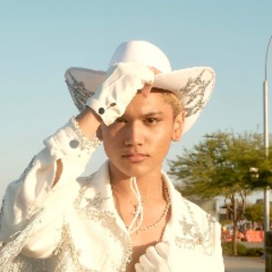 lana ᡣ𐭩 tweet media