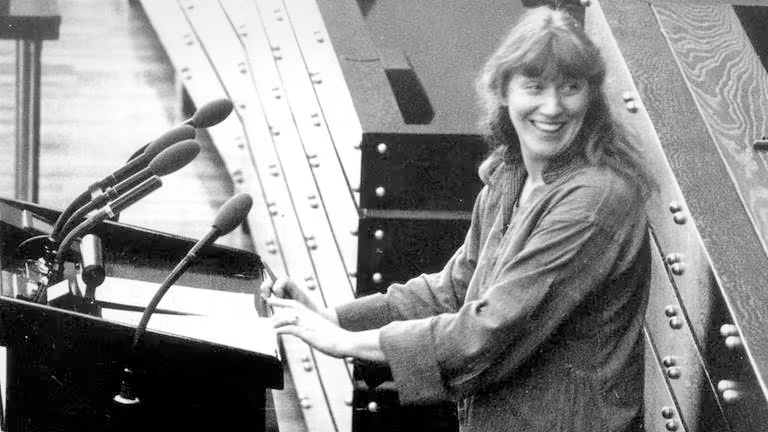 Im Mai 1983 sorgte Waltraud Schoppe von den Grünen im BT für einen veritablen Skandal. 
Sie prangerte nicht nur den täglichen Sexismus im Parlament an, forderte die Abschaffung des §218 und machte sich für eine Bestrafung der Vergewaltigung in der Ehe stark. Obendrein nahm
1/3