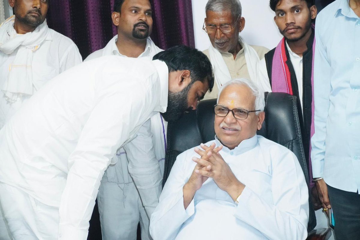 BabuSinghKush5's tweet photo. कल जनपद फर्रुखाबाद के संकिसा में जन अधिकार पार्टी के कार्यकर्ताओं के बीच।

#Farrukhabad #JanAdhikarParty https://t.co/u58EMjNFtv