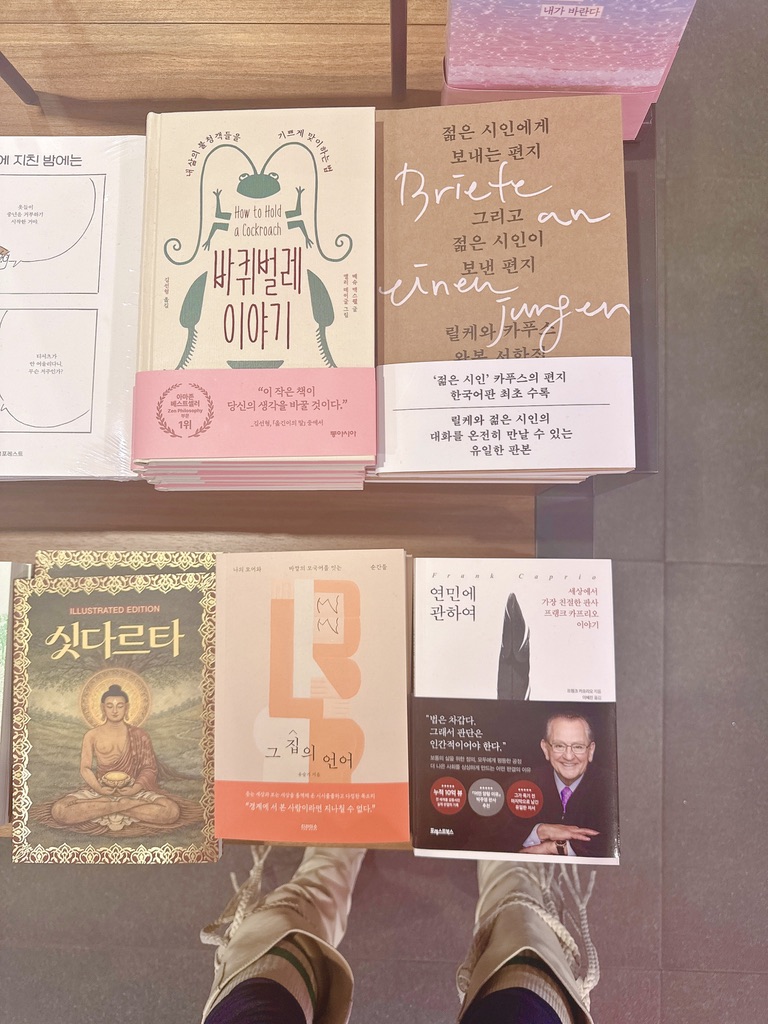 DrewVanilla_'s tweet image. #책터짐 방지 &amp;lt;훑고 톺아보기 주간 힐끔 모먼트&amp;gt; 당장 사고 싶을 때 하는 방법 1. 목차 인덱스 스캔하고 원하는 챕터 속독 2. 사진 찍은 후 집에서 곱씹고 검색 3. 구글 이북 읽기(이북 무료 샘플 중 가—장 긺) 4. 끝까지 읽고 싶으면 다시 서점 방문 5. 꿈에도 나오면 주문(10% DC)+굿즈 😎 #frida
