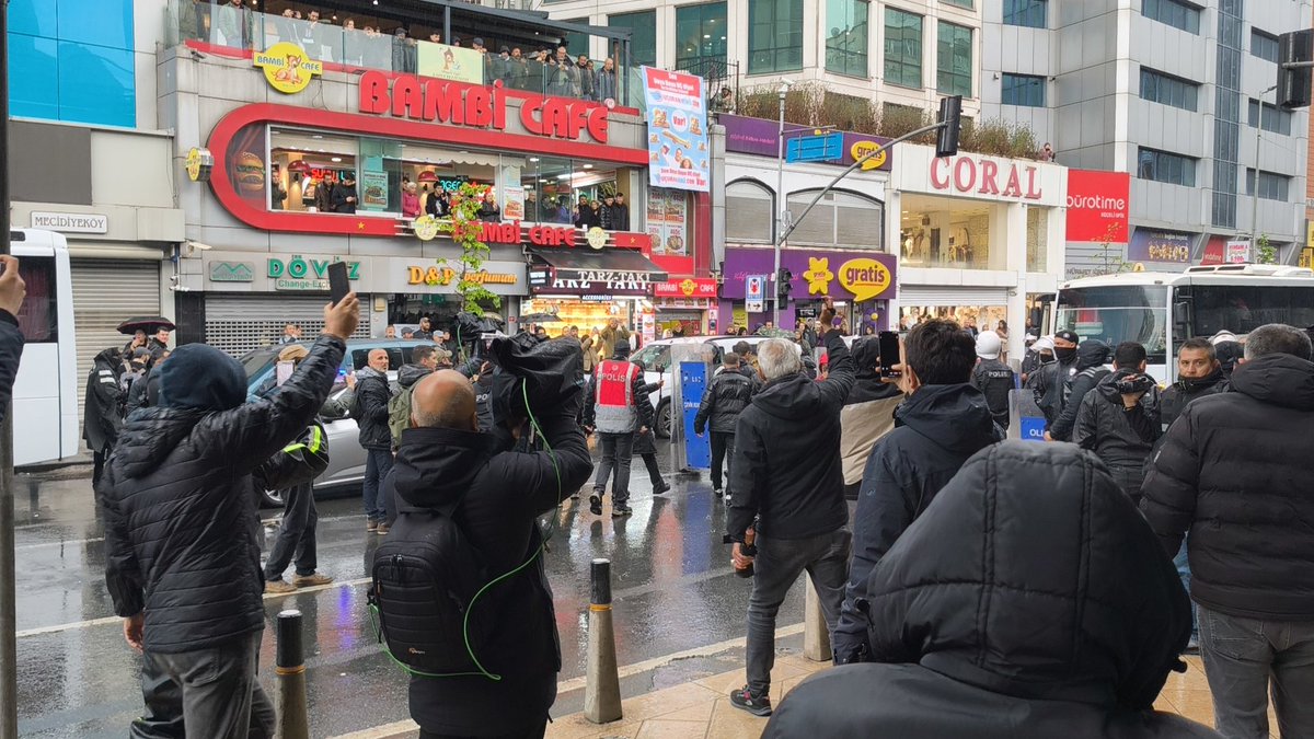 devogretmen's tweet photo. Mecidiyeköy'de toplanıp, Taksim'e yürümek isteyenler polis saldırdı..
#1Mayıs2026 https://t.co/EEjYb73bwA