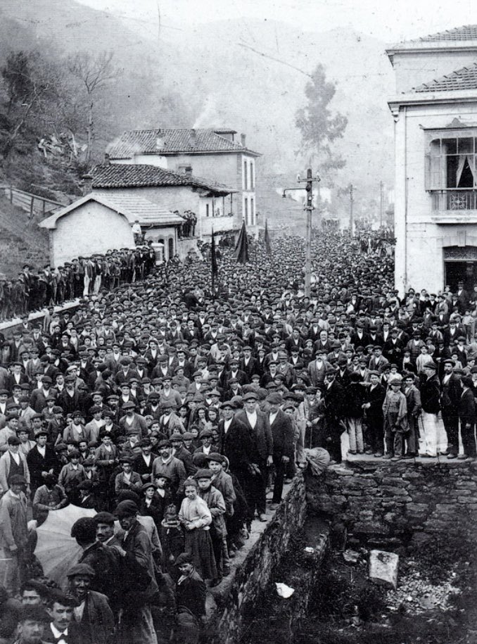 Manifestación del 1º de mayo de 1901 llegando a la calle Camposagrado, Mieres.
Archivo Histórico Minero