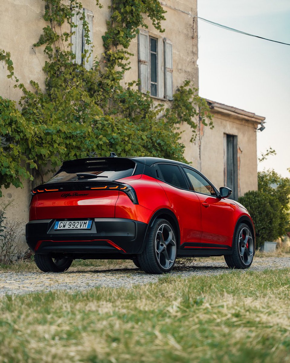 AlfaRomeo_JP's tweet image. Alfa Romeo Junior
 
ディテールに宿る、アルファの美意識。 引き締まったリア、コンパクトなフォルム。 そのすべてが、軽やかな走りを予感させる。
 
日常に、もう少しの高揚を。
 
#AlfaRomeo #アルファロメオ #Junior