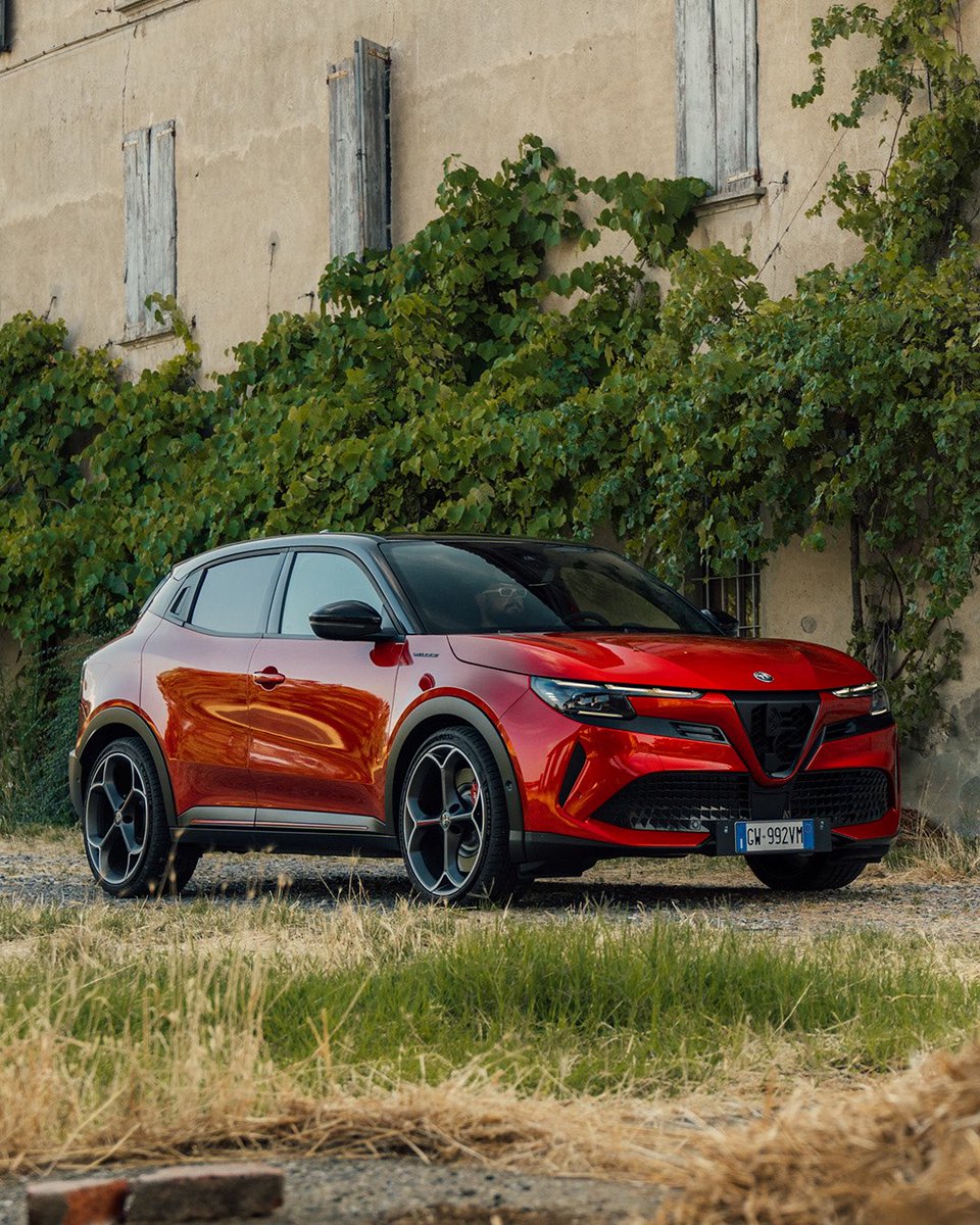 AlfaRomeo_JP's tweet image. Alfa Romeo Junior
 
ディテールに宿る、アルファの美意識。 引き締まったリア、コンパクトなフォルム。 そのすべてが、軽やかな走りを予感させる。
 
日常に、もう少しの高揚を。
 
#AlfaRomeo #アルファロメオ #Junior