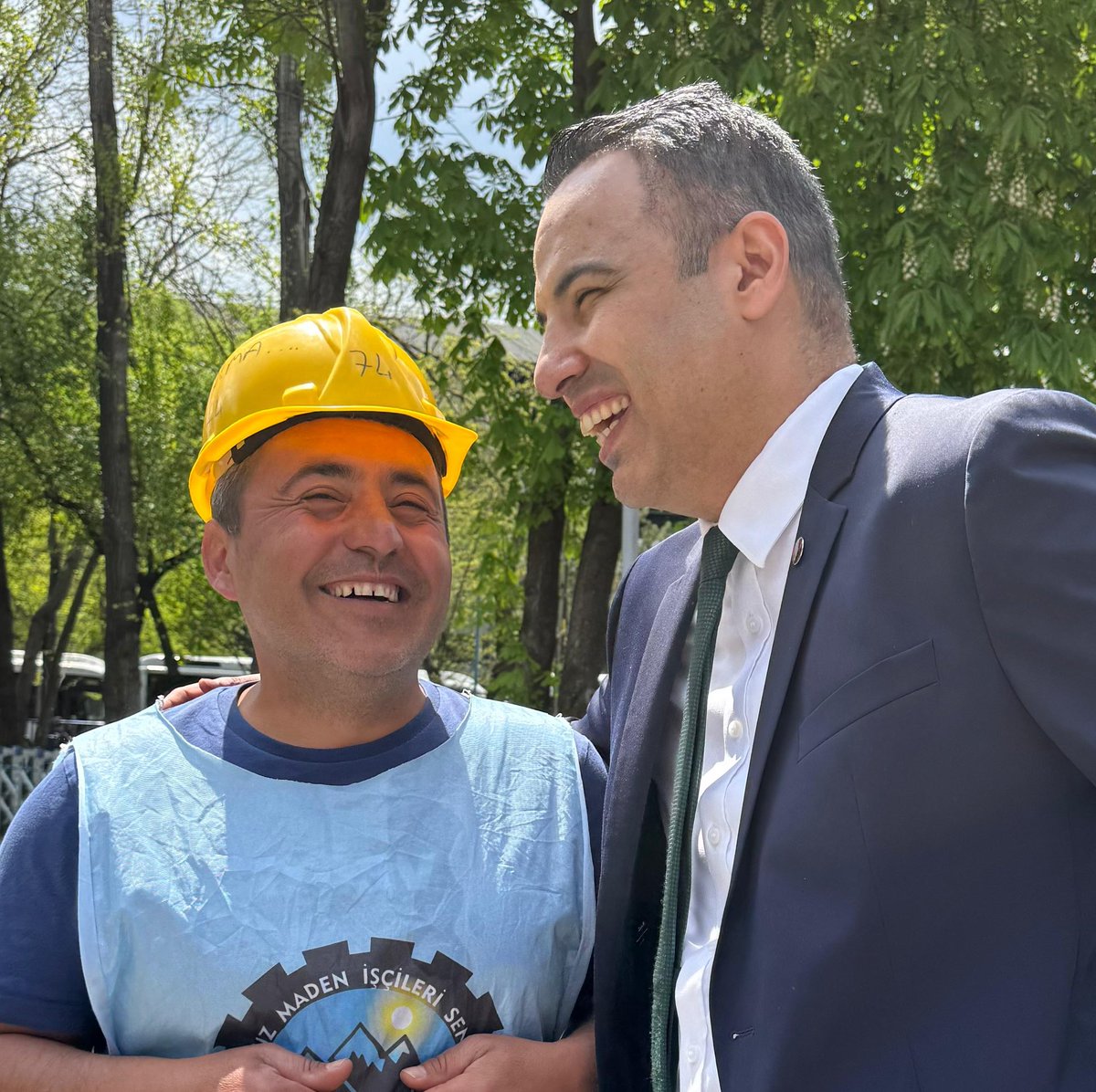 veyselkirici's tweet photo. Elinin nasırında, alnının çizgisinde ya da bir hak savunmasında evine götürdüğün bir lokma ekmeğin helalliğinde gizlidir dünyanın tüm güzelliği. Dünyayı döndüren çarkların değil, o çarkları çeviren bileklerin gücüdür hayatı var eden.

Bugün omuz omuza verip "biz" olmanın en güzel resmidir. Alın terinin, akıl terinin, hak arama mücadelesinin ve dayanışmanın bayramı; 1 Mayıs Emek ve Dayanışma Günü kutlu olsun.