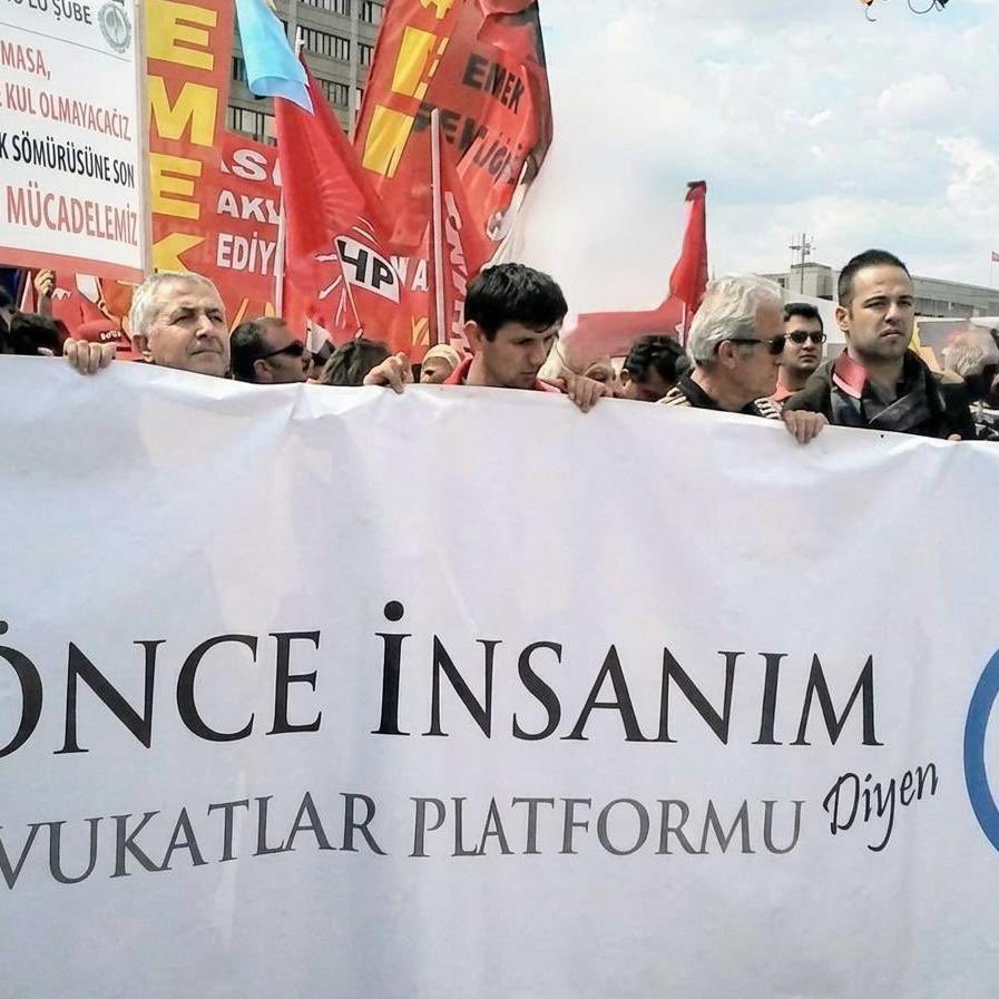 veyselkirici's tweet photo. Elinin nasırında, alnının çizgisinde ya da bir hak savunmasında evine götürdüğün bir lokma ekmeğin helalliğinde gizlidir dünyanın tüm güzelliği. Dünyayı döndüren çarkların değil, o çarkları çeviren bileklerin gücüdür hayatı var eden.

Bugün omuz omuza verip "biz" olmanın en güzel resmidir. Alın terinin, akıl terinin, hak arama mücadelesinin ve dayanışmanın bayramı; 1 Mayıs Emek ve Dayanışma Günü kutlu olsun.