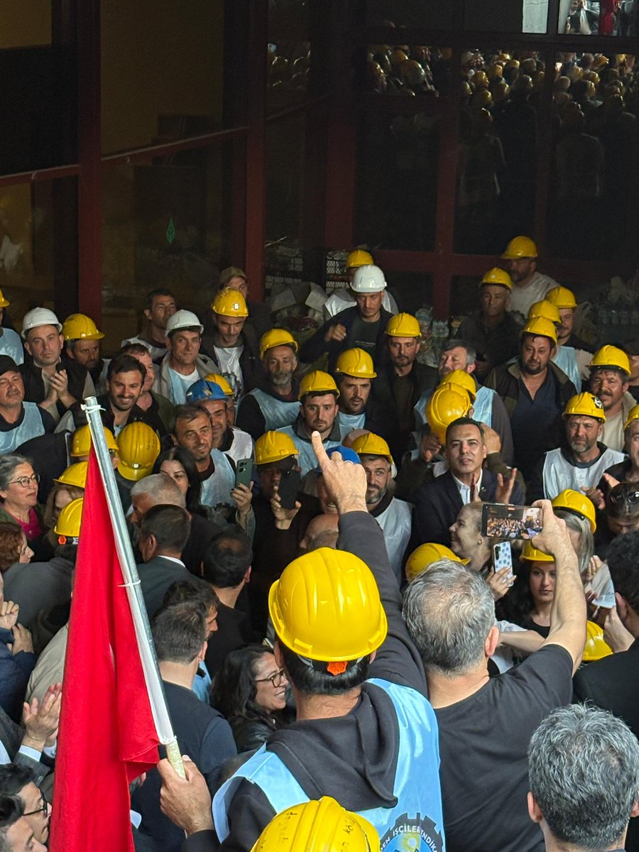veyselkirici's tweet photo. Elinin nasırında, alnının çizgisinde ya da bir hak savunmasında evine götürdüğün bir lokma ekmeğin helalliğinde gizlidir dünyanın tüm güzelliği. Dünyayı döndüren çarkların değil, o çarkları çeviren bileklerin gücüdür hayatı var eden.

Bugün omuz omuza verip "biz" olmanın en güzel resmidir. Alın terinin, akıl terinin, hak arama mücadelesinin ve dayanışmanın bayramı; 1 Mayıs Emek ve Dayanışma Günü kutlu olsun.