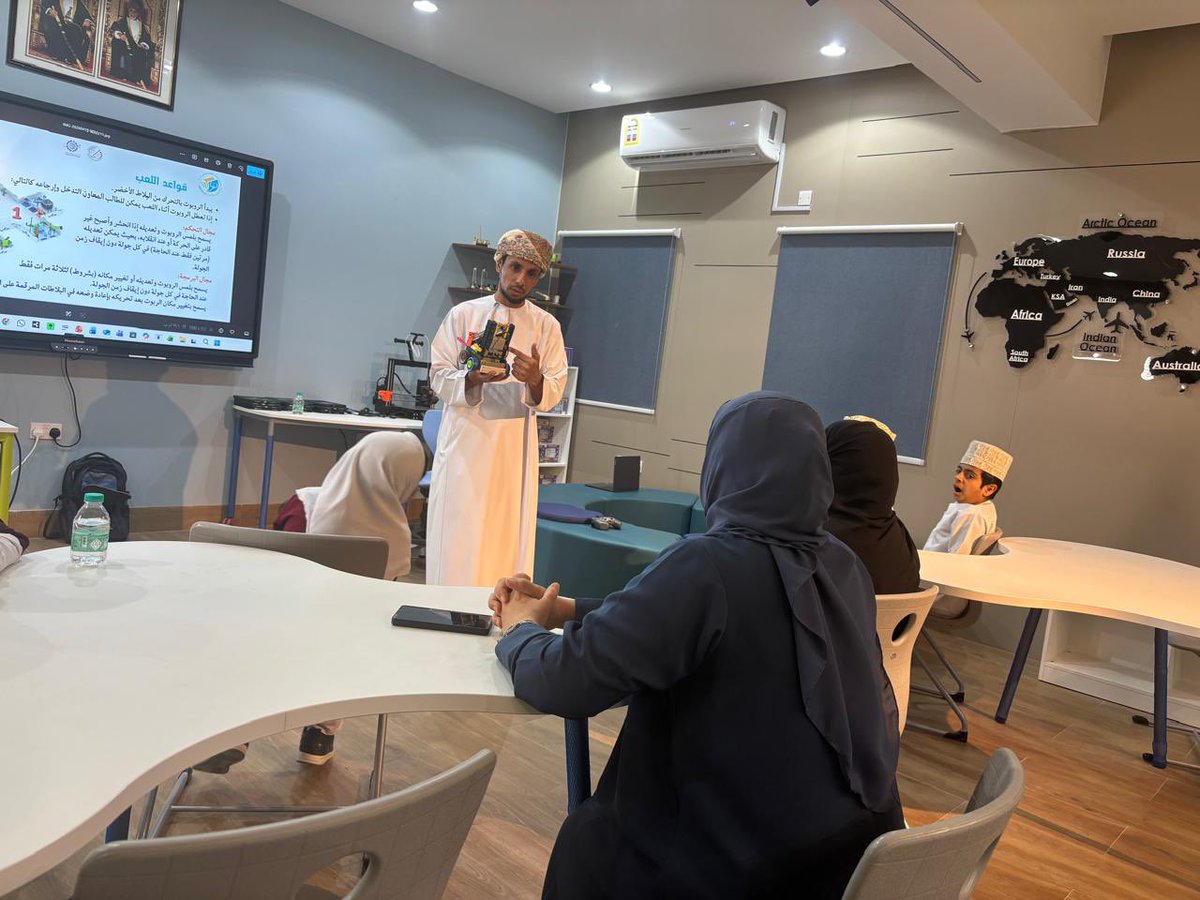 tymsa_1's tweet photo. في أجواء من الابداع، 

قدّم أ/ أحمد العوفي
 ورشة تدريبية حول:

(( روبوت VEX Go في مختبر الابتكار))

، وذلك استعدادًا للمشاركة في المسابقة، حيث ركّزت الورشة على صقل مهارات الطلبة في البرمجة والتصميم الهندسي، وتعزيز جاهزيتهم لخوض التحديات التنافسية بثقة وتميّز.
#تعليم_مستدام https://t.co/MFtUA0T8CG
