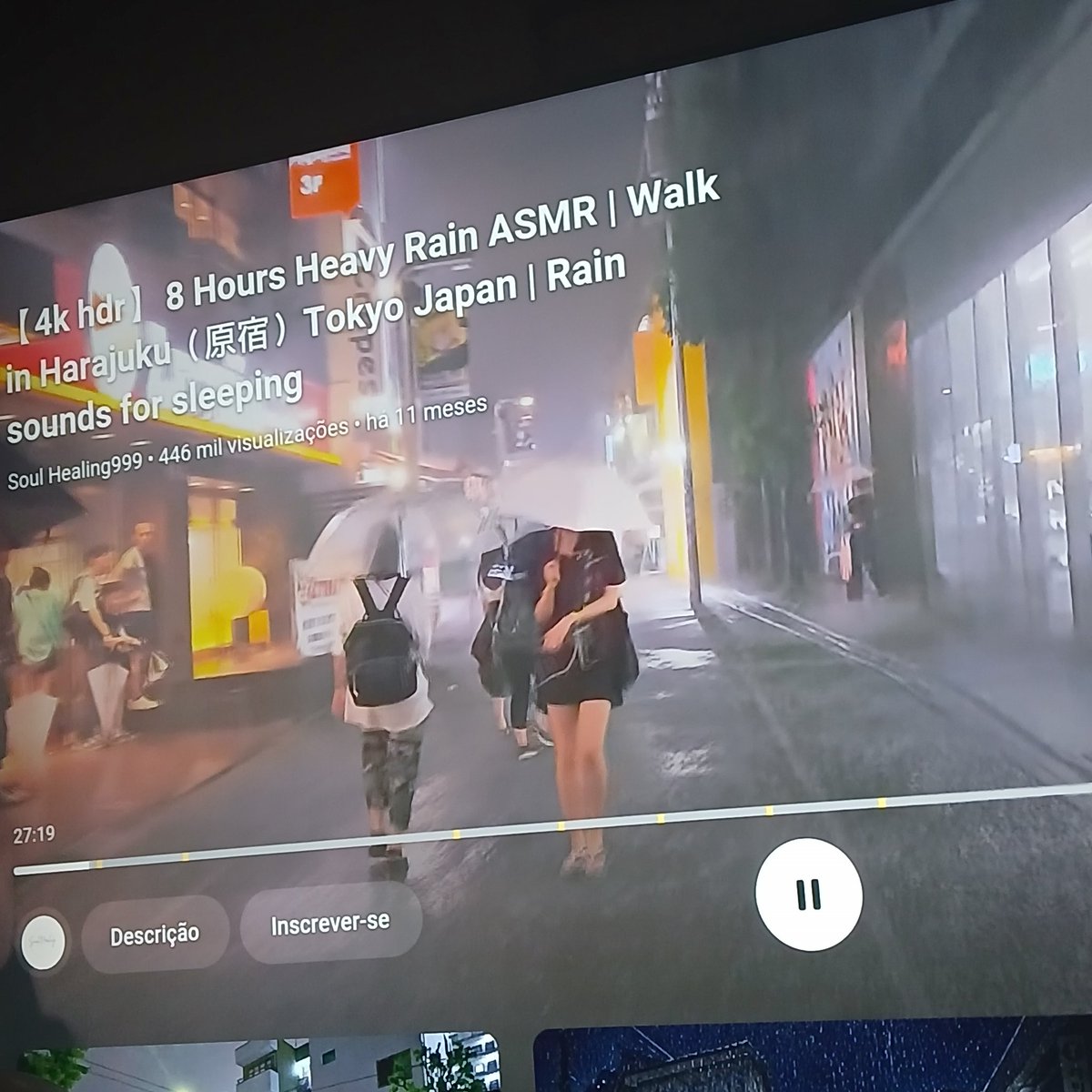 04:56 da manhã e eu vendo pessoas japonesas caminhando na chuva
