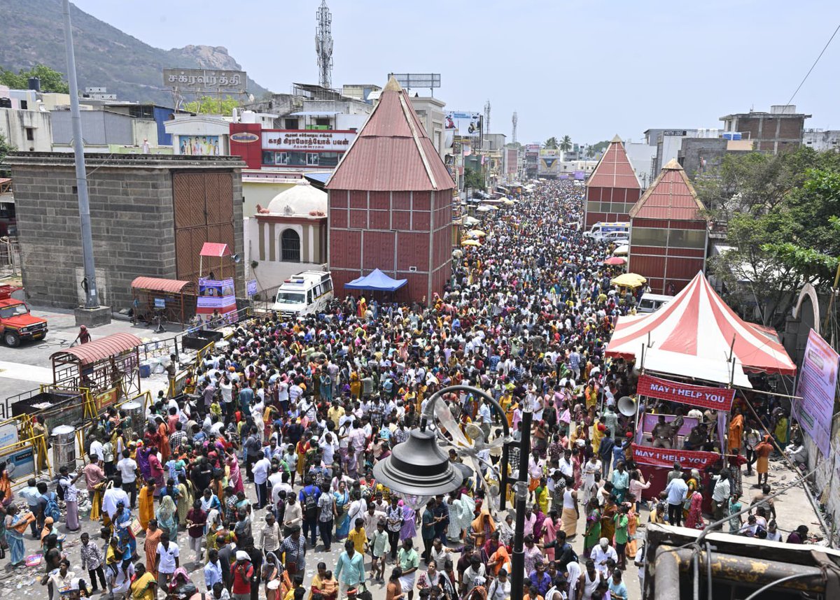 THChennai's tweet photo. In view of #ChitraPournami, devotees perform #girivalam at #Thiruvannamalai on Friday.

📸 &amp; 📹: C. Venkatachalapathy (@venkathin) / The Hindu

#Tiruvannamalai #ChithraPournami https://t.co/ksGcX3MkwR