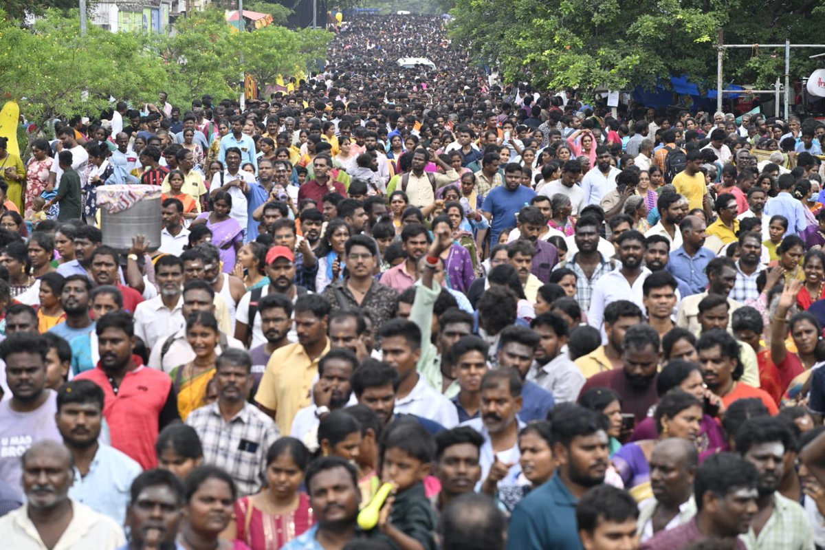THChennai's tweet photo. In view of #ChitraPournami, devotees perform #girivalam at #Thiruvannamalai on Friday.

📸 &amp; 📹: C. Venkatachalapathy (@venkathin) / The Hindu

#Tiruvannamalai #ChithraPournami https://t.co/ksGcX3MkwR