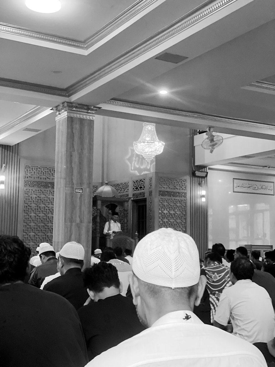 kutbah jumat ini menyinggung fenomena suic1de beruntun di malang. ada satu kutipan khatibnya membekas.

“kita sudah gagal sebagai sebuah masyarakat saat lebih peka terhadap issue sosmed,

alih-alih pada tetangga yang mulai merasa dinginnya, tingginya besi jembatan menenangkan.”