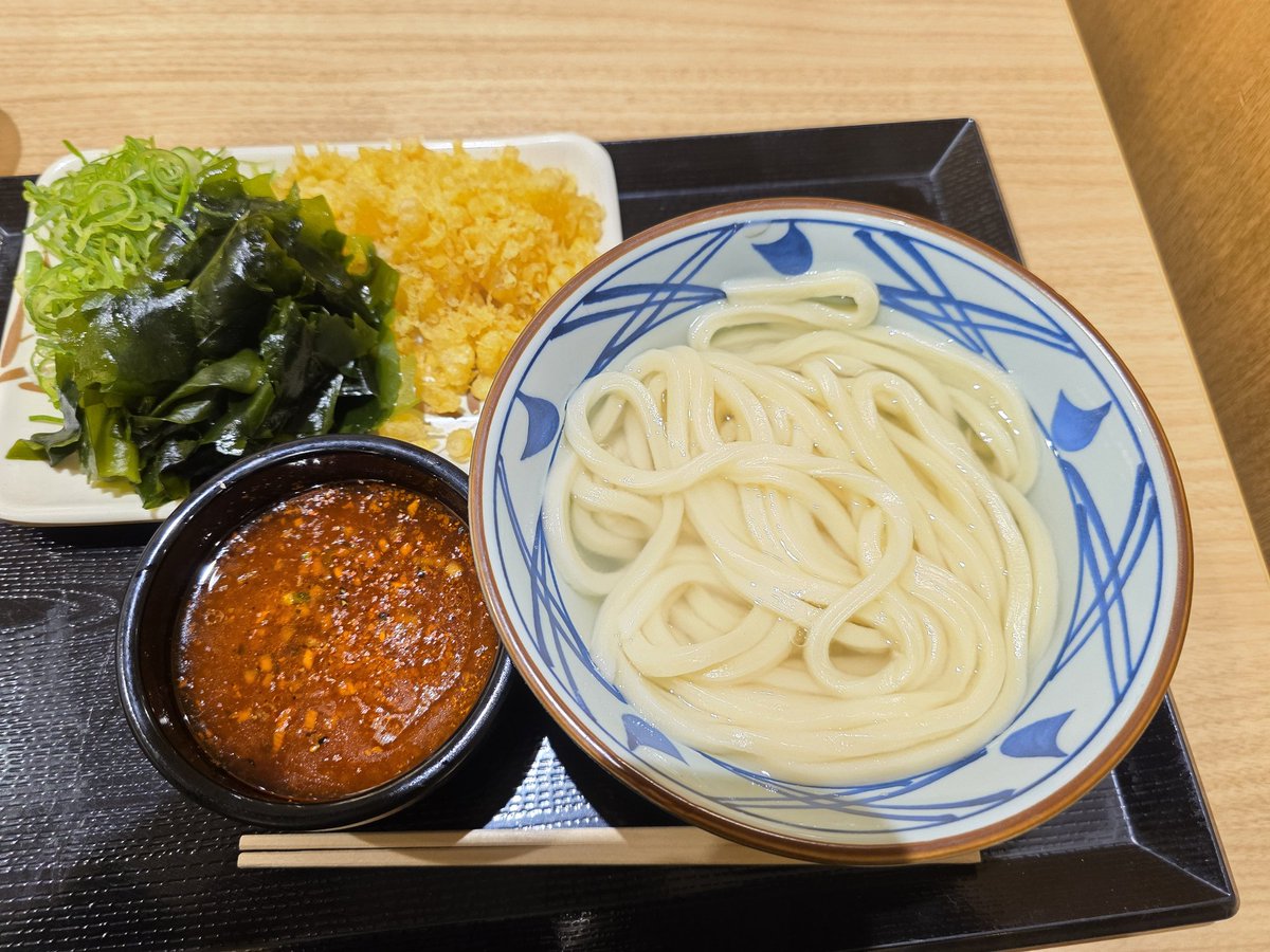 IsamuHouse's tweet photo. 丸亀製麺5/1は釜揚げうどん半額(190円)の日。
50円引きクーポン使って更に140円になりPayPay使って内訳20ポイント使われてて実質120円で食べて来ました。
ワカメをしび辛ラー油と生姜とゴマと七味が入ってる汁にしゃぶしゃぶしても美味しいです。ネギも挟んだりして。 https://t.co/7HTJ5bk6jE