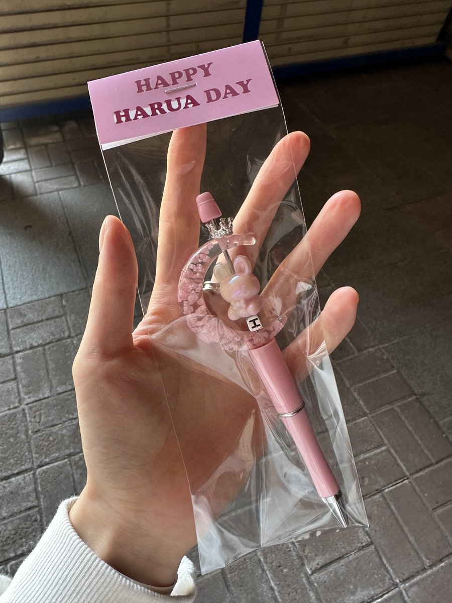 260501 뮤직뱅크 앤팀

오늘 하루아 생일이라 하루아가 고안(?)한
달+하루아의 H+토끼+왕관 조합 볼꾸🐰
진짜 하루아가 만든건 유마가 가져갔다고함ㅋㅋ
