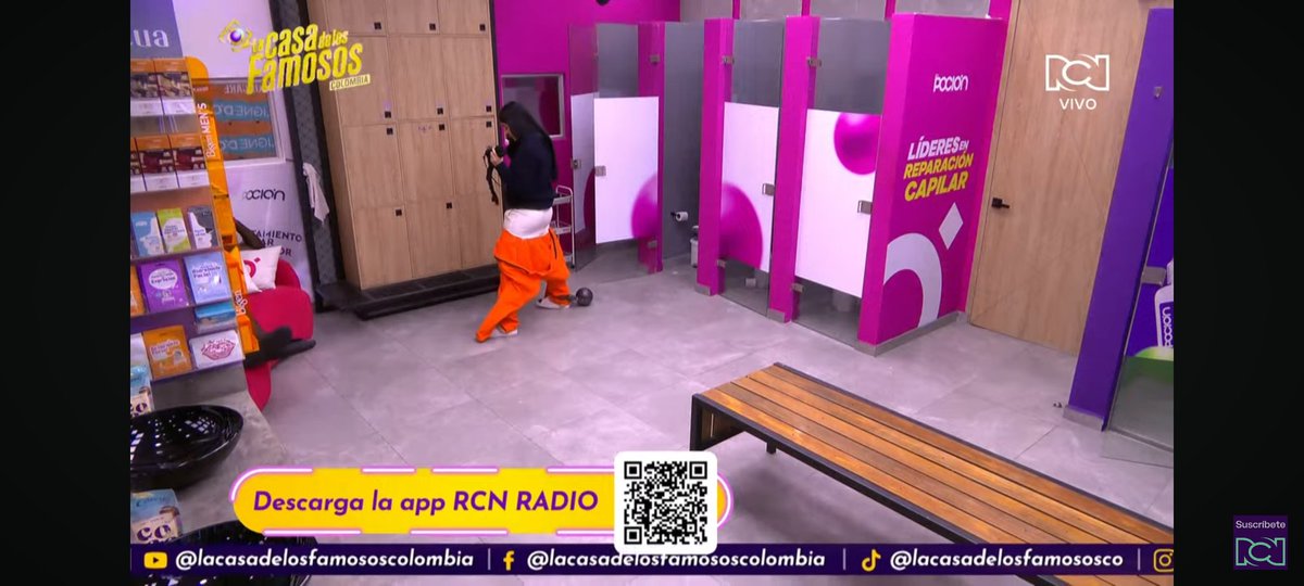 Colombia saquemos a esta inservible, es tan inservible que mio el traje de presa 🤢#LaCasaDeLosFamososCol3