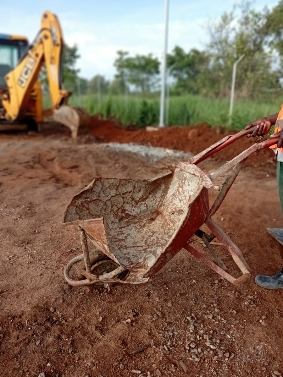 BwayoMark's tweet image. Some employers squeeze every last bit out of you- worn down, beaten up- and still expect you to carry the load.
Rusted. Cracked. Barely holding shape. But still being pushed.
Know your worth. You are not a tool to be used until you break.
🚧#KnowYourWorth #LabourDay #Construction