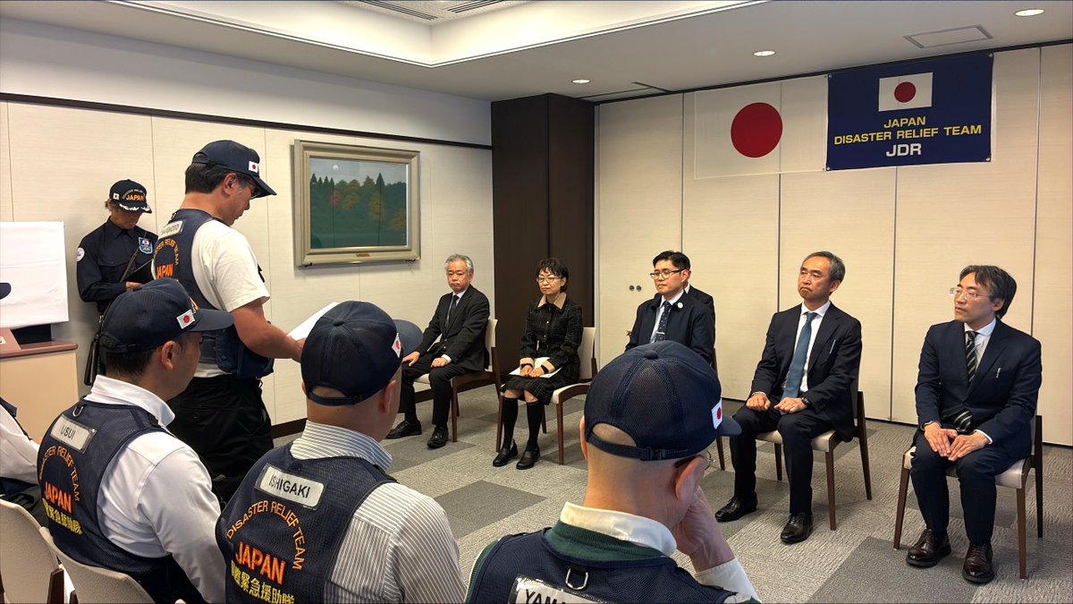 ODA_mofa_japan's tweet photo. #国際緊急援助隊 専門家チームは、#フィリピン ナボタス市衛生埋立施設の火災を調査し先方政府に技術的助言を行う任務を完遂し、4月30日に帰国しました。解団式ではフィリピン側より迅速な支援への謝意と困った時に助け合える友好関係が両国民に有益である旨伝えられました。#JapanDisasterRelief https://t.co/UC5HlugbAv