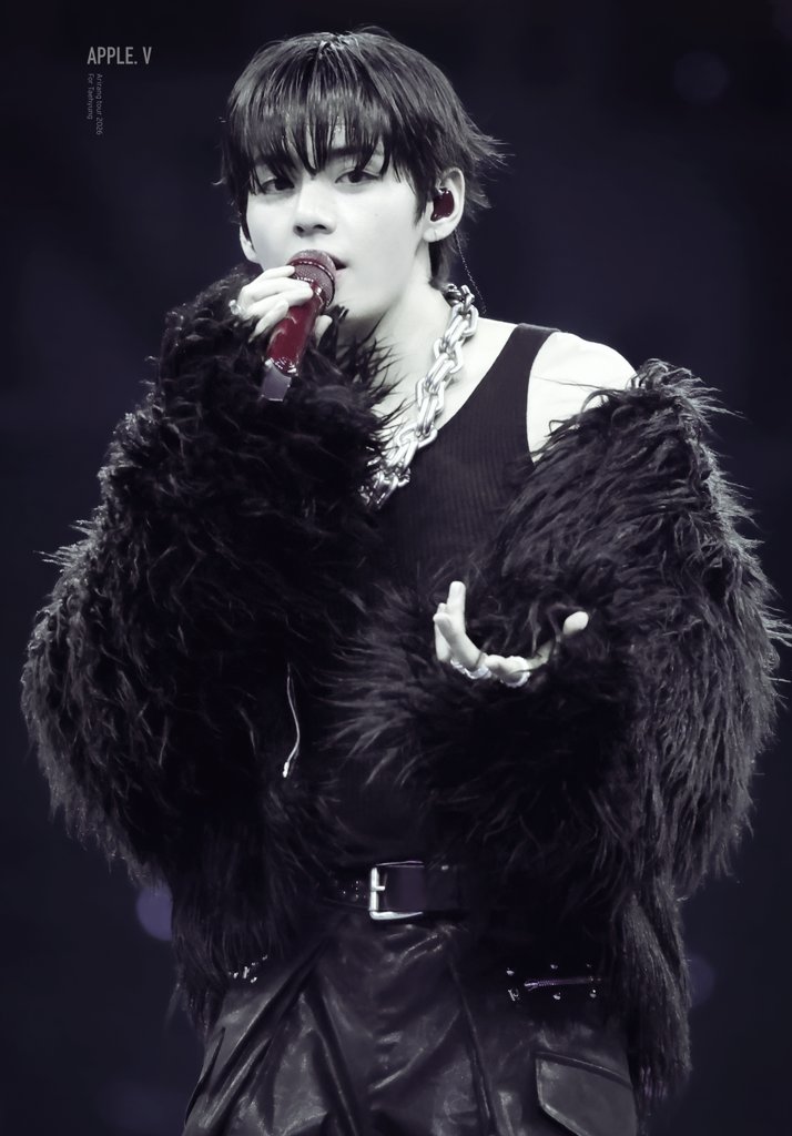 APPLE_V_KR's tweet image. ♡
260426
ARIRANG TOUR in TAMPA DAY2
무대가 어두워서 어차피 데이터 못쓰게될까봐 내려놨다가 흑조된거보고 급히 들었으나...
💞

#taehyung #BTSV #BTS
#BTS_ARIRANG_TOUR_TAMP