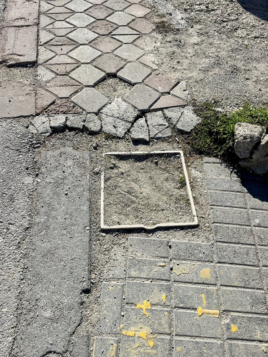 sermetseveroz's tweet photo. dün yine  takipçilerimin ikisinden DM geldi. 
birinin annesi kaldırım döşemelerine takılıp düşmüş.  bileğini kırmış!
 
değeri de  düşmüş  bağlarını incitmiş. 

onlarda benim gibi bir mıhattap arıyor ama bulamıyorlar.  

@cankayabelediye @ankarabbld 
@yavasmansur @hcanguner https://t.co/mZkvouC18g