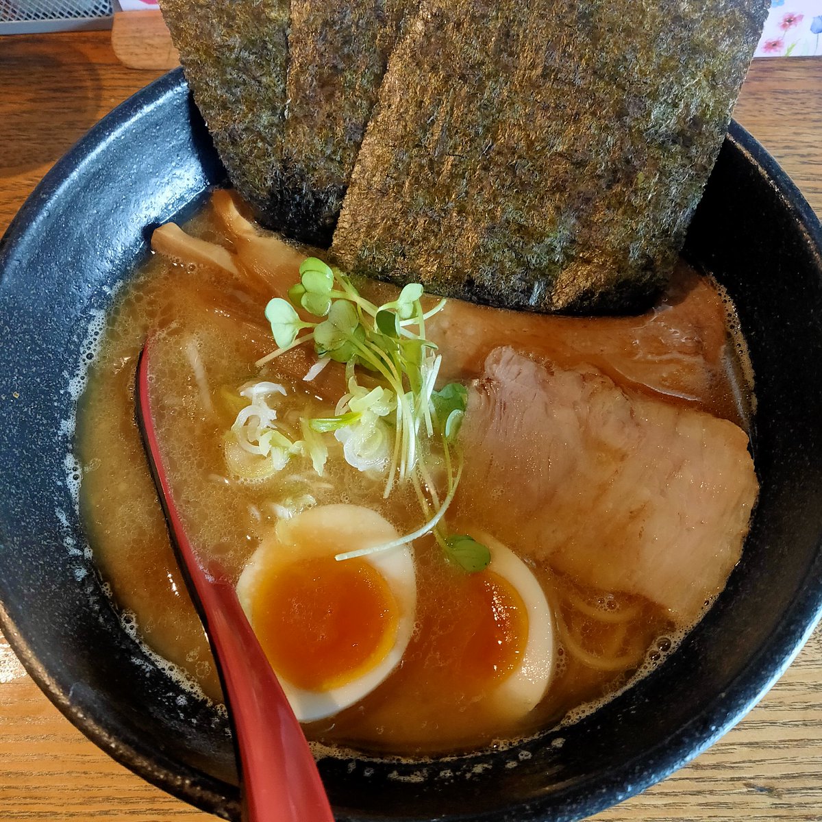 hikoku_ore's tweet photo. 【外食裁判】
麺部しば盛
・軟骨ラーメン　950円
・得盛　300円
・半ライス　100円

判決、カスタマイズ可能な鶏・豚・魚を感じる三位一体ラーメン。 https://t.co/ZP1PifXO3C
