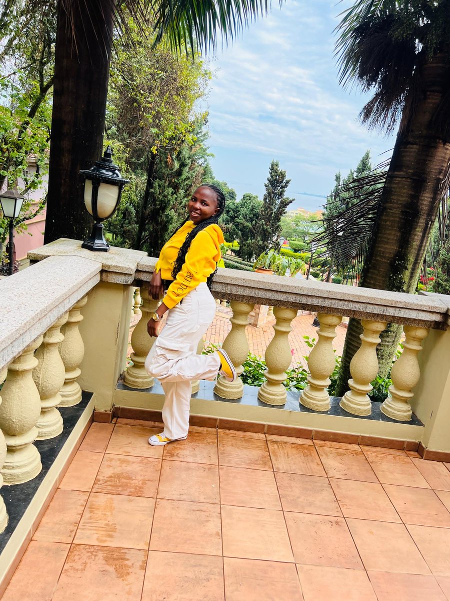 UgLinah's tweet photo. May baby🥰
Yellow mood 💛  
Unbothered energy 😌  
Still the main character 🌟 https://t.co/Yao6Zwh53o