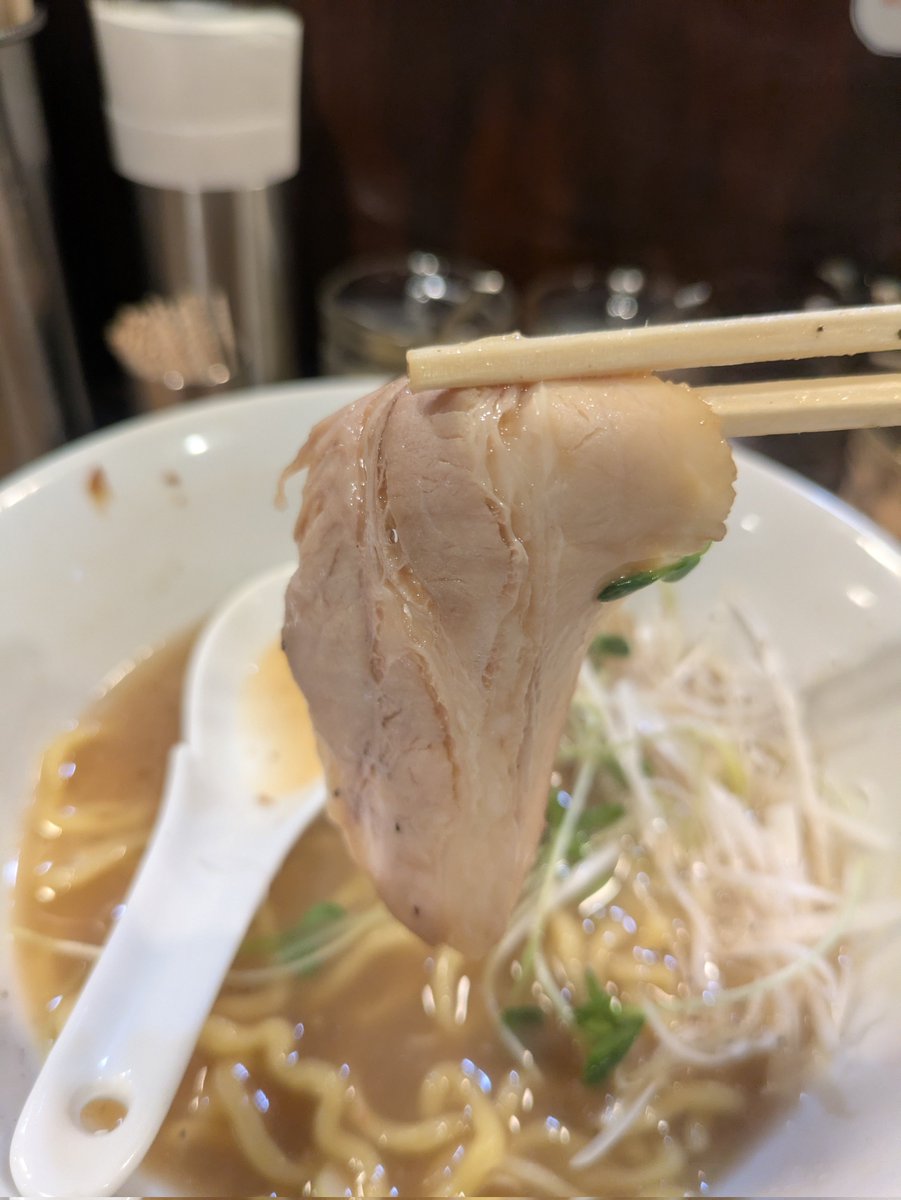#ぱったぱた
限定「肉そば」中盛りネギtp😎
1年ぶりの肉そば！
まずはスープ一口…ふんわり節の香りと普段のスープよりちょい甘めで美味い🥰
麺は中太でぷりぷりでスープに合う😁
肉はバラや塊やら色々とあり楽しめます😍
めちゃウマです😋
まさかずさんごちそうさまでした🙇