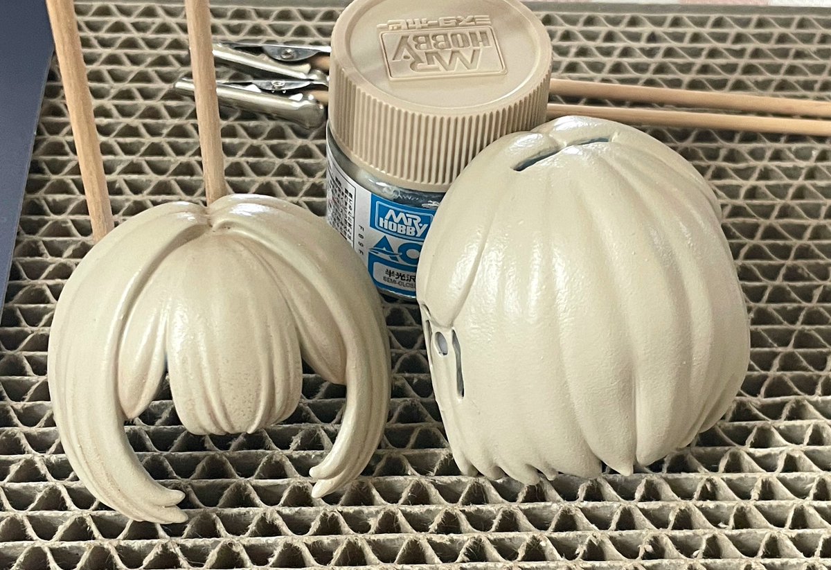 半年くらい前の写真なんですが、ブラインドドールのオールインとかで大量についてくるヘアパーツはスポンジ塗装もおすすめ(๑′ᴗ‵๑)
これはアクリジョンをポンポンして塗ったやつ。この色かシャアピンクしか手元に無かった🥺
簡単だしエアブラシ無いよ〜って人でも挑戦しやすいと思います💗