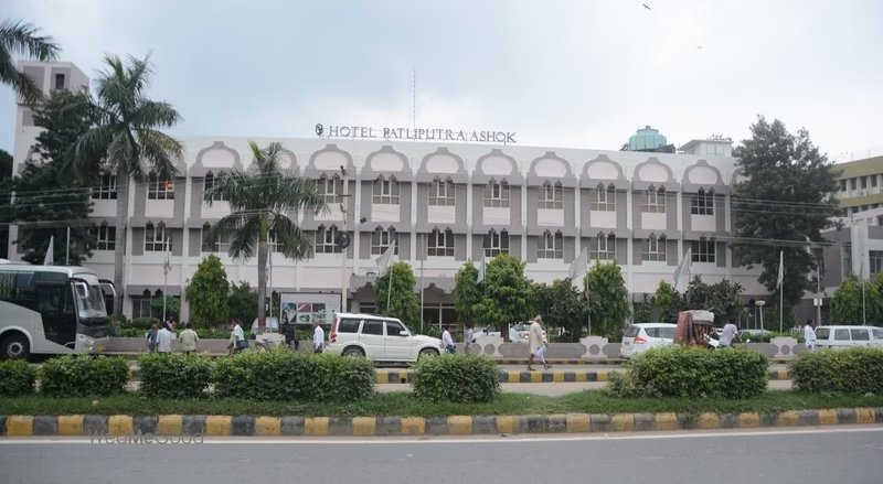 पटना में बनने लगा 5 स्टार होटल
काम शुरू 
 ITC five-star hotel coming to Patna
Kumar Infra Hotel Pvt. Ltd. has applied for EC to redevelop Hotel Patliputra Ashok into a modern hotel-cum-commercial project on Beerchand Patel Path.
. 150 rooms
• Structure: B + LG+ G+ 10 floors