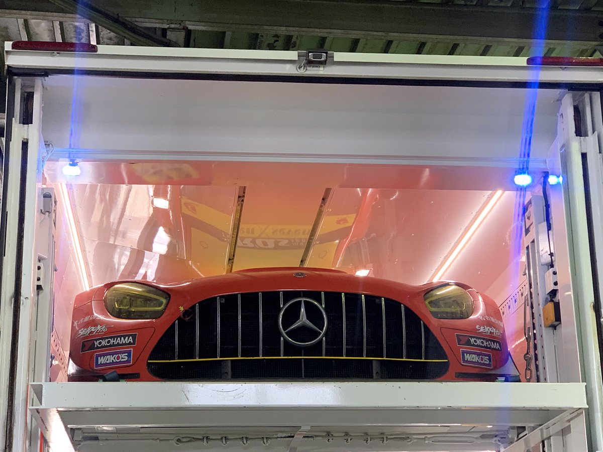 ni4070's tweet photo. スーパーGT
富士に向けて積込み見学です😊👍
トランポの屋根パネルに車体が映り込んで中々👍

#スーパーGT
#富士スピードウェイ
#アルナージュレーシング
#積込み https://t.co/IJHQrpfLiv
