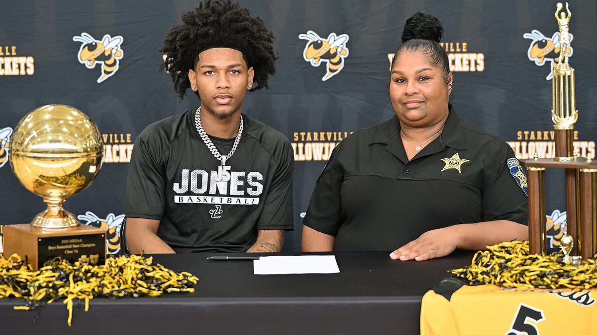 jadenshifty1's tweet photo. Signed ! Let’s work ❤️💛 @JC_BobcatsMBK @coachmealer @coachjlucas_ @sam_wiseman3 https://t.co/VLdIQcdIV1