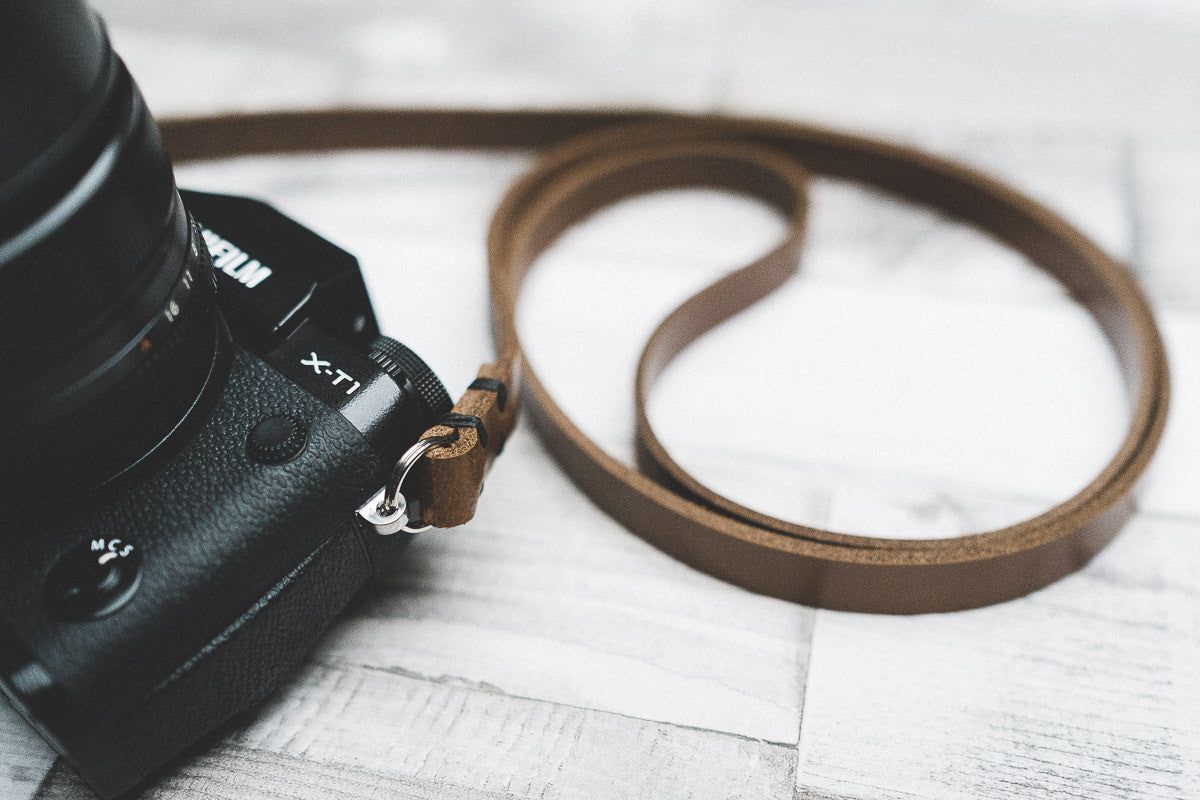 595strapco's tweet image. The perfect blend of classic design with this rivet-free leather camera strap. Made in the UK using veg tan leather, this strap features sewn ends instead of rivets for durability.  #photography #cameragear 

buff.ly/SLKNORz