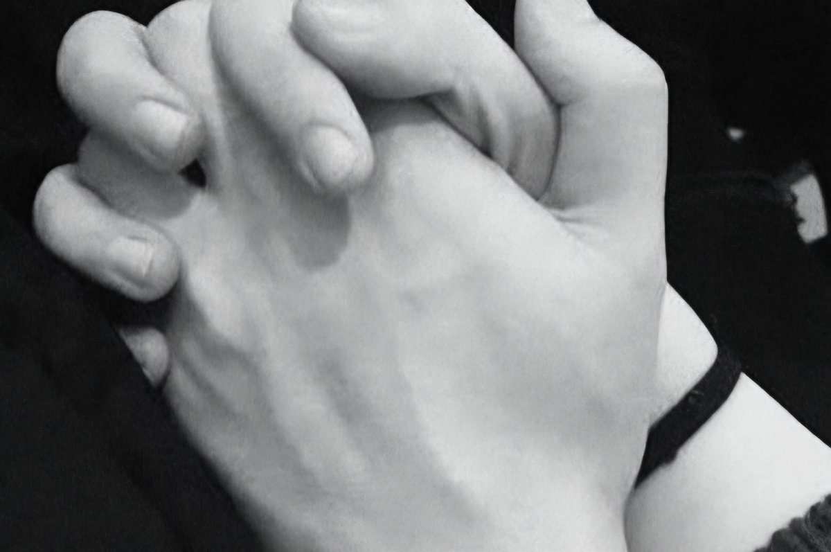 winteriscome10's tweet photo. 건오 후기 :

멀리서봐도 서로인줄 알아서 보자말자 웃었던 첫인상!!

바로 저녁은 쏘주에 삼겹살이라며 재미있는 얘기 나눴어요!

카페에서 먼저 디저트도 사주시구 퇴근하구 지쳤는데 같이 시간 보내니 힘이 나는 건오!!

담에도 못다한 얘기와 함께 건오(?)로 만나욬ㅋ

손크기비교샷!! https://t.co/dmJIH4MeLT