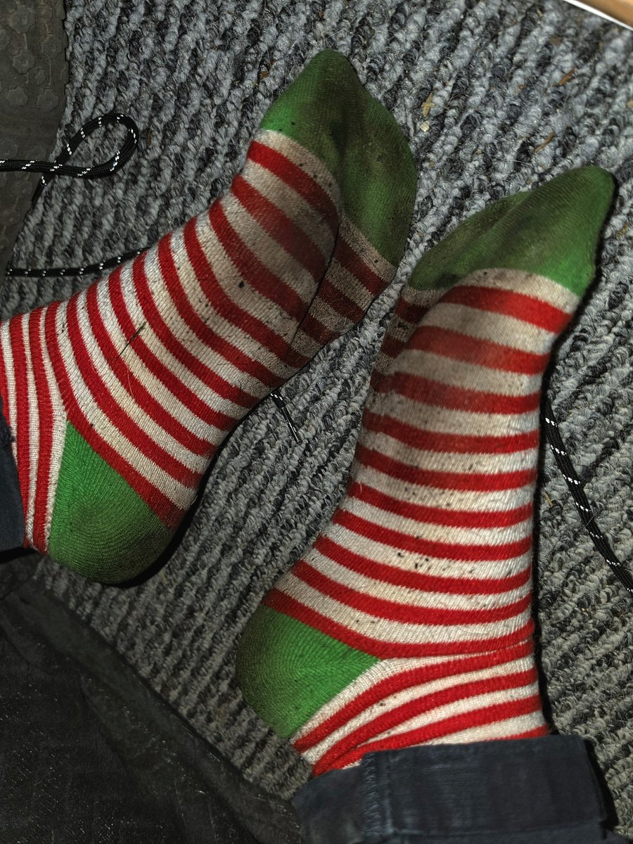 kogun95's tweet photo. Sigh, wish I could hear you cough, moan and struggle as my corny foot odour is completely overpowering your nose... because thats really the best moment to also make you bury your face in my stinky soles and order you to lick the bottom of my filthy, rank, sweaty work socks. 😈 https://t.co/f9PyyMcgvq