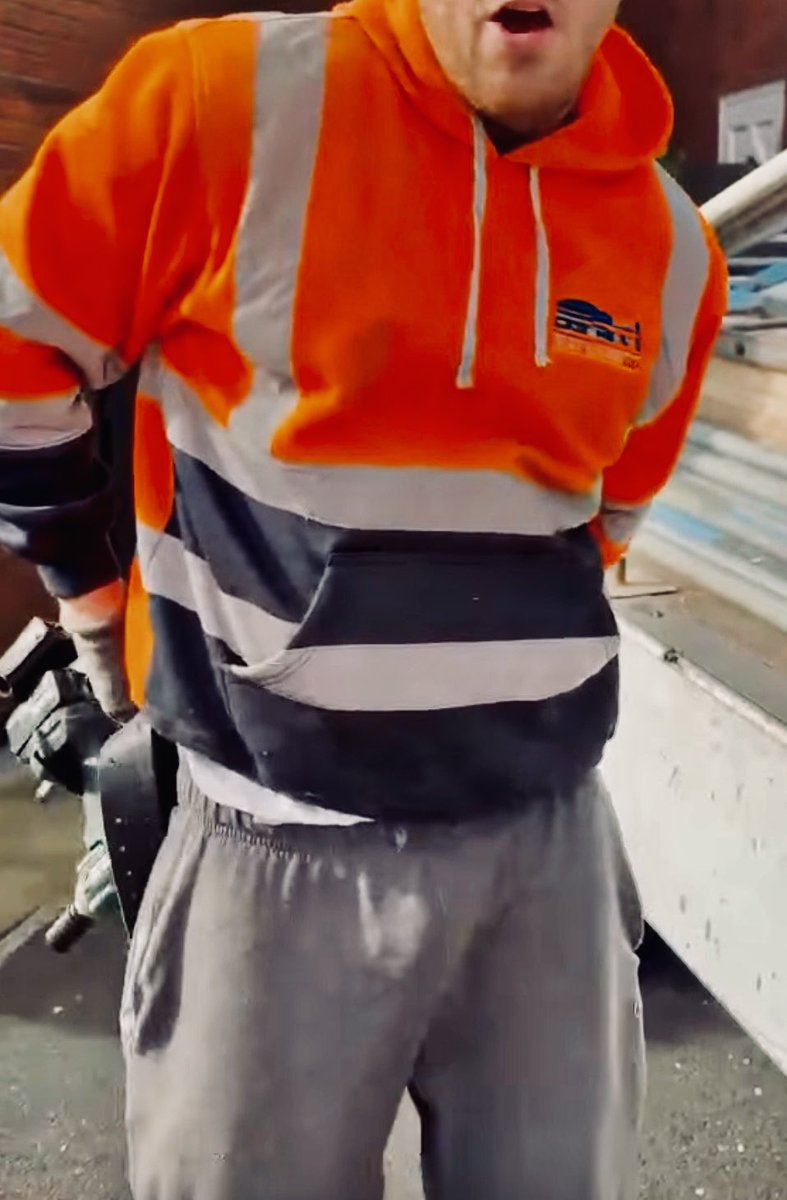 ScaffHunter's tweet photo. Scaff bulge 🍆👀 #scaff #bulge #scaffbulge #scaffy #scaffolder #tradie #fittradie #fitscaffy #trackies #greytrackies #hoodie #workgear #tooledup #HiVis #HiViz https://t.co/3mseLe5fdf
