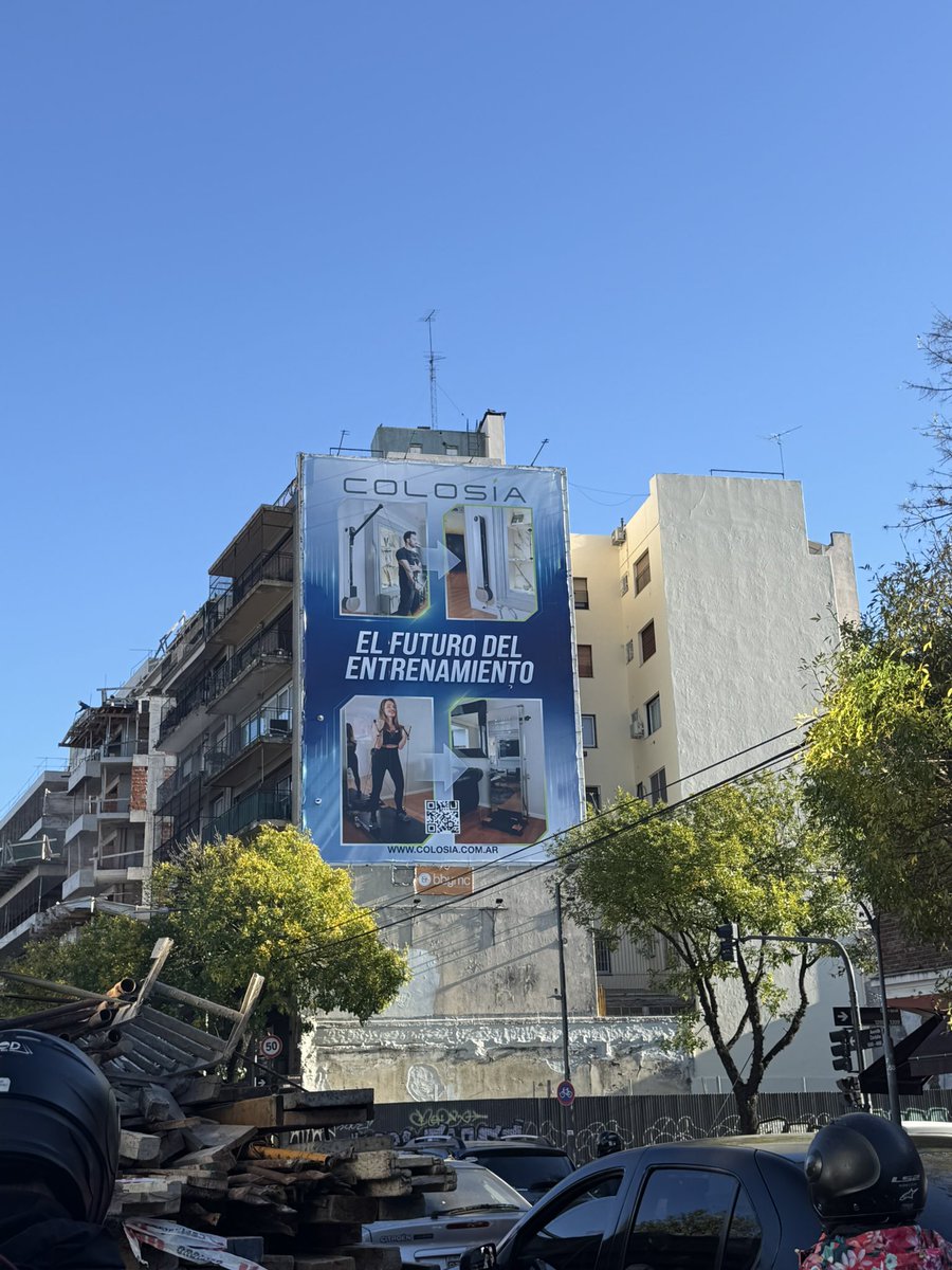 cndriv's tweet photo. Quién aprobó esto? 
Le dicen “futuro del entrenamiento” a un collage confuso con estética de 2010, las imágenes no conectan entre sí y el QR está pegado con plasticola.

Esto no es futurista, es desprolijo #colosia #visoublica #publicidad https://t.co/MI47E1FnSS